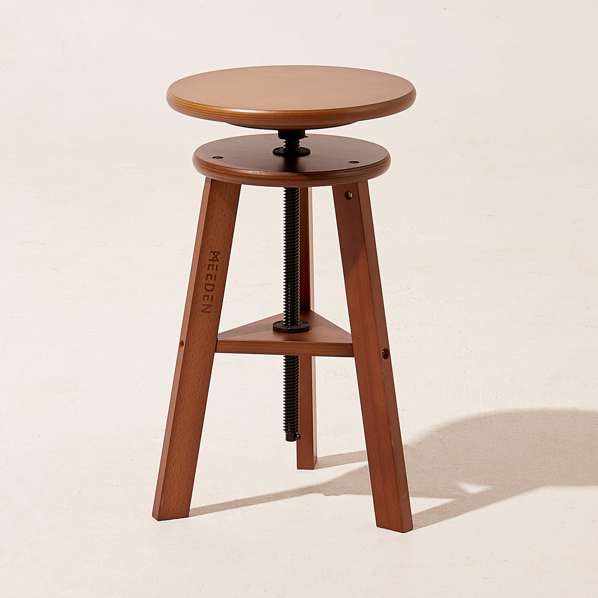 meeden-g-005-tabouret-dessin-bois-r-glable-noyer image 1
